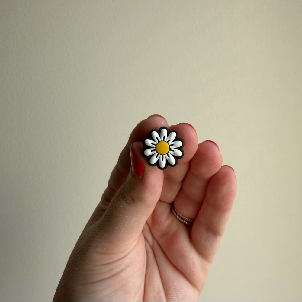 Crocs Jibbitz Tiny Daisy Charm - Picture 3 of 4